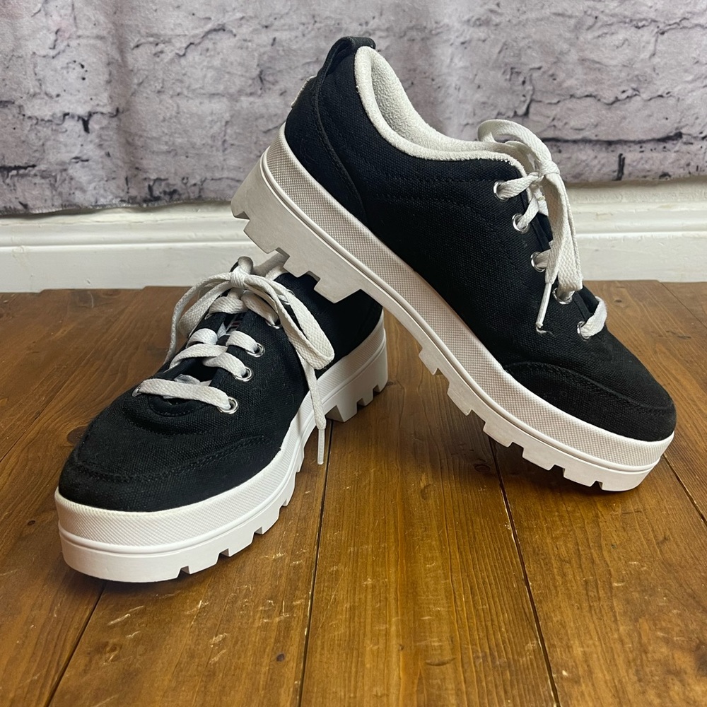 Fila 5CM00737-014 theme low top sneakers black with white soles women’s size 6